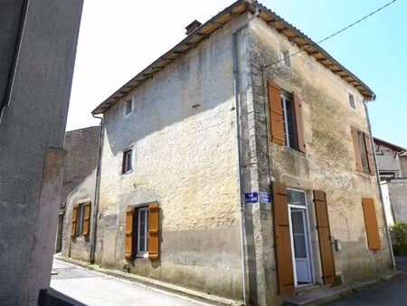 a pied des commerces  maison en pierre spacieuse avec cour