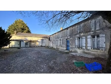 corps de ferme à rénover sur 5000 m² de terrain environ