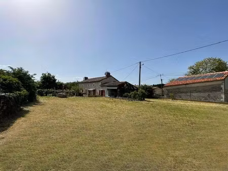 ferme indépendante de 3 chambres - près du village populaire de civray