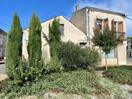 grande demeure de ville à rafraîchir  avec jardin et et dépendance