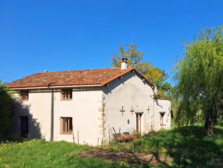 maison de campagne avec trois chambres