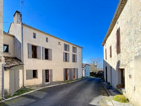 grande maison avec extérieur au coeur d'un joli village