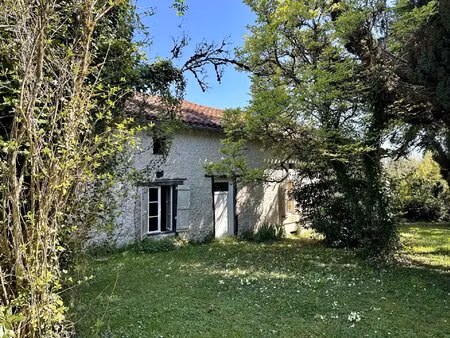 maison traditionnelle en pierre dans un joli hameau