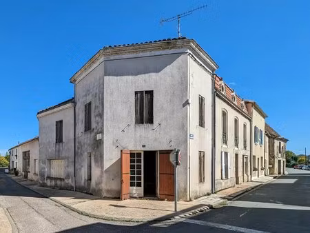 grande maison de ville à rénover au cœur d'un village prospère