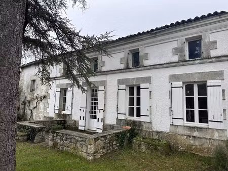 charmante propriété de village avec 3 chambres à proximité de jonzac