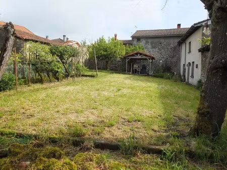 spacieuse maison de village pleine de caractère et de potentiel