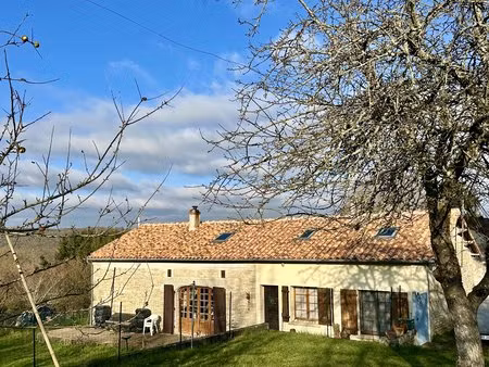 charmante maison de village avec jardin clos et vue paisible in nanteuil-en-vallée