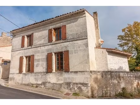 maison de village traditionnelle dans un village prisé