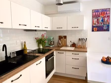 t3 meublé rénové – terrasse 19 m² – parking – tram au pied