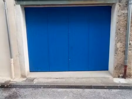 emplacement de stationnement dans un grand garage