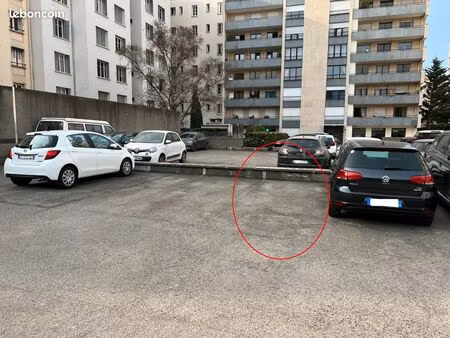 emplacement de stationnement extérieur au rdc en face du 39 rue félix jacquier  facile d’a