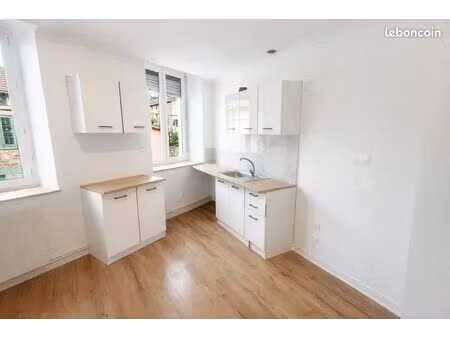 t3 premier étage 62 m carré avec extérieur non attenant