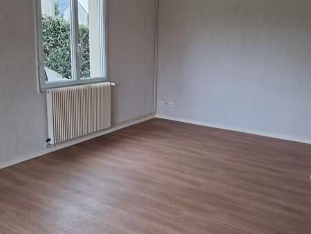 location appartement 4 pièces 83 m² à villeloin-coulangé (37460)