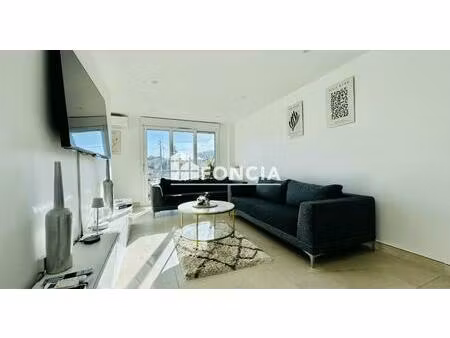 frejus  a pied du bord de mer et des plages  appartement 4 pieces entierement renove