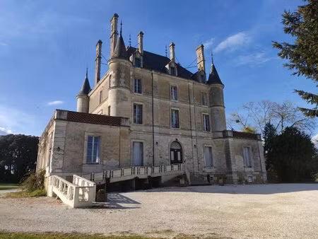 élégant château du xixe siècle avec parc  piscine et maisons d’amis