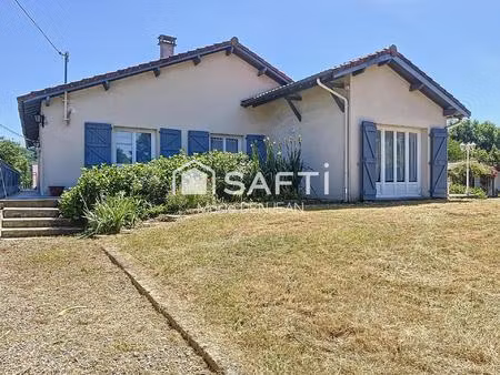 maison familiale avec piscine et grand terrain.