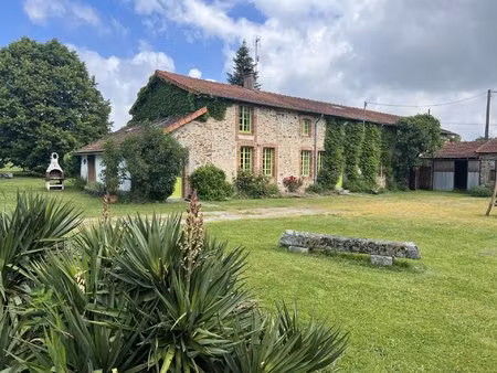 exploitation agricole d'une superficie totale de 165 hectares avec des sources d'eau