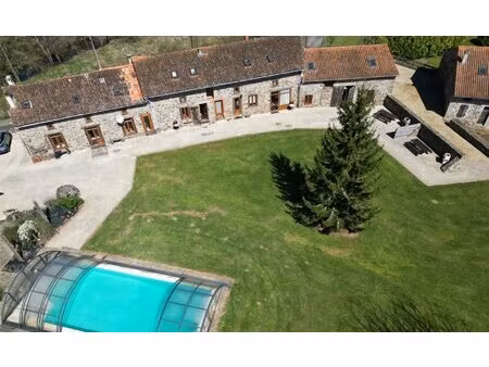 superbe domaine comprenant 4 maisons dont une à finir et des dépendances sur 40 hectares d