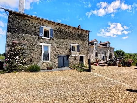 deux maisons d'habitation  grange en pierre et étang poissonneux sur 7 ha de terrain