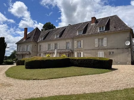 magnifique château avec des vues imprenables  étang  et terrain