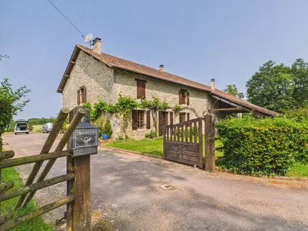 domaine à couper le souffle avec des vues panoramiques  une tranquillité totale et un pote