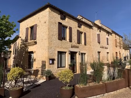 opportunité commerciale exceptionnelle située au cœur d'un village prospère et très recher