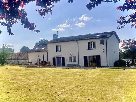 maison de campagne offrant 7 chambres  dans un endroit calme de la vienne