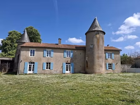 château historique avec dépendances impressionnantes  terres et bois