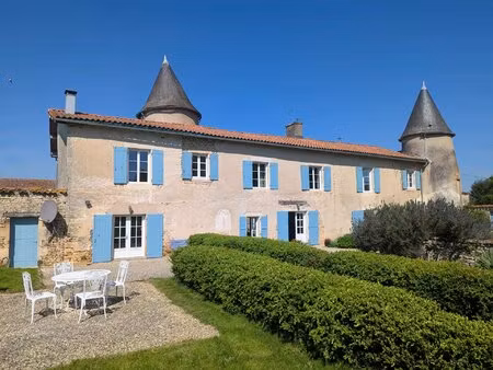propriété équestre historique comprenant un charmant château restauré de manière durable