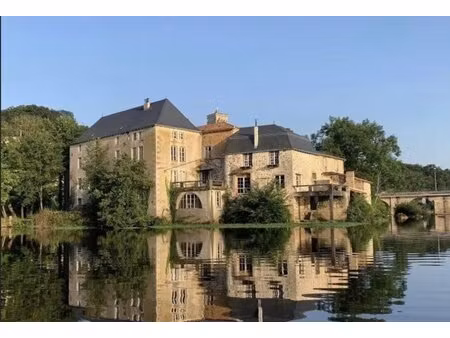 bien rare et unique: château à rénover situé sur une île