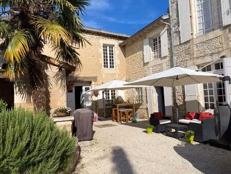 grande maison de ville sur les rives de la charente