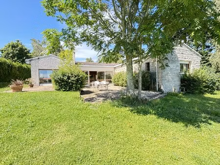 superbe maison familiale de cinq chambres située dans un magnifique jardin et à distance d