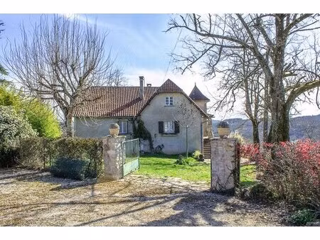 ancien corps de ferme à rénover avec 9 ha de terrain et des belles vues