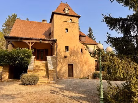 grande maison lotoise 6 chambres avec pigeonnier  proche de gourdon