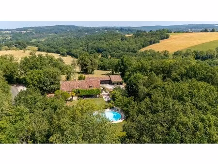 maison en pierre avec piscine près de gourdon