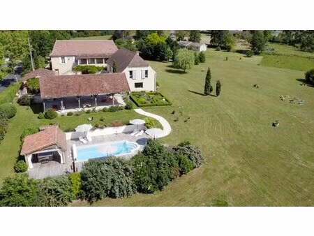 superbe propriété de charme dans le quercy avec 3 gîtes et une piscine – un refuge élégant