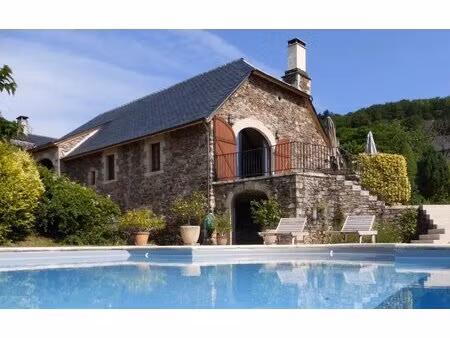 belle conversion pour cette grange située dans une vallée pittoresque avec maison d'amis