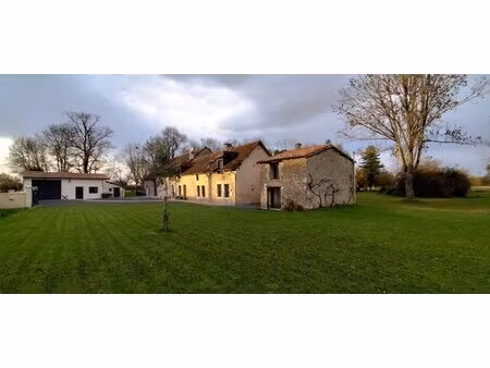 rénovation avec chambre et salle de bain au rez-de-chaussée et terrain de 5 ha - à ne pas 