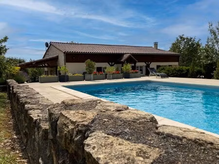 agréable maison contemporaine avec 9ha  piscine et maison d'amis