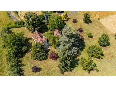 jolie maison en pierre avec annexe pour les invités.