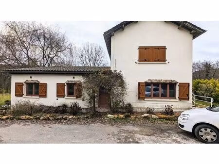 grande maison avec 5 chambres et appartement de 2 chambres.