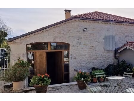 caractère  tranquillité et vues imprenables - la propriété doit être visitée !