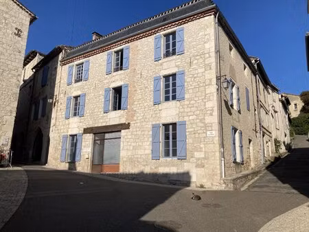 maison en pierre à rénover avec local professionnel restauré en activité.