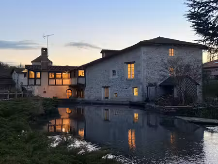 ancien moulin de caractère en bord de rivière avec appartement indépendant et fort potenti