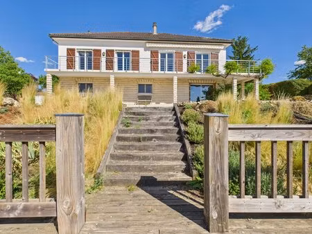 propriété de luxe de quatre chambres avec grand jardin et piscine  à quelques pas de la vi