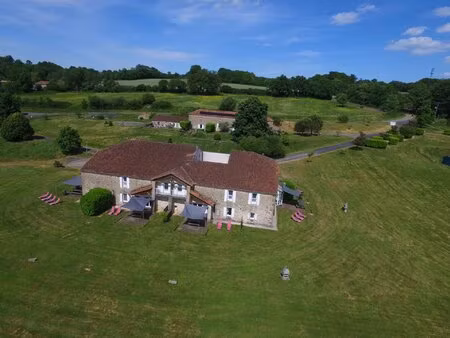 complexe de gîtes pour 40 personnes avec maison principale et maison d’amis sur 4 hectares