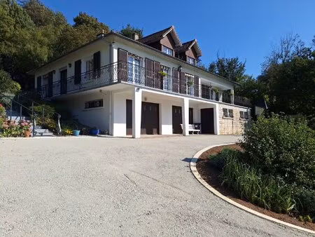 spacieuse pavillon avec sous-sol et vues