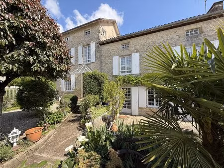 belle maison de village rénovée avec 5 chambres  dépendances et jardin  située entre ruffe