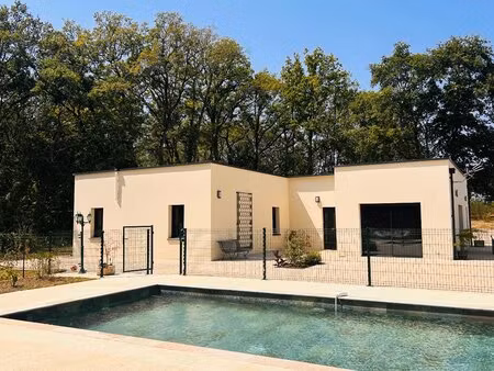 maison de plain-pied offrant 4 chambres avec piscine