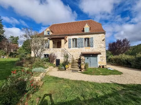 maison de village pleine de caractère offrant 2 chambres - secteur gourdon (lot).